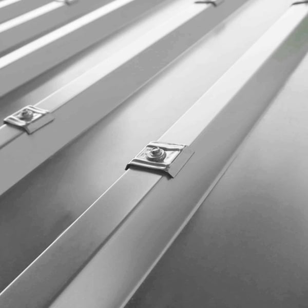 Meerdere kalotten profiel 45/1000 Zilver-Metallic RAL 9006 op damwandplaat gelegd