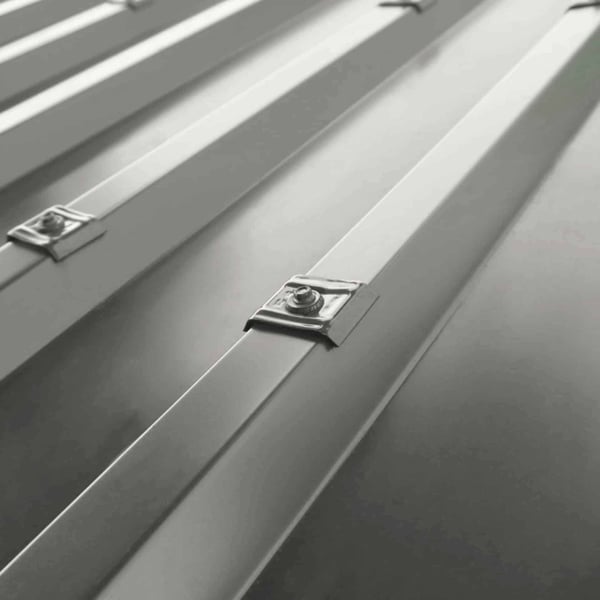 Meerdere kalotten profiel 45/1000 van aluminiumkleurig aluminium (RAL9007) op damwandplaat