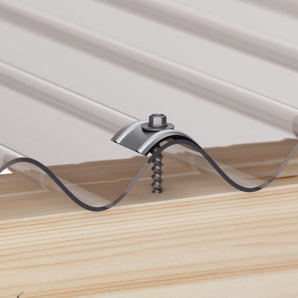 Kalot profiel 76/18 golf van blank aluminium op een lichtplaat met schroef en houten onderconstructie