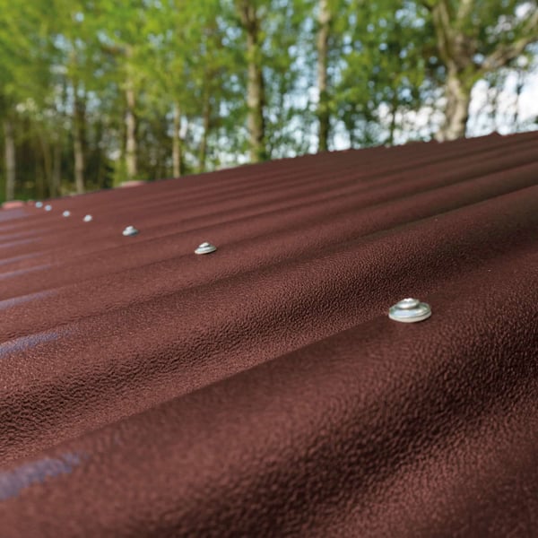 Detail van de bevestigingsschroeven op de bruine gerecyclede kunststof profielplaat
