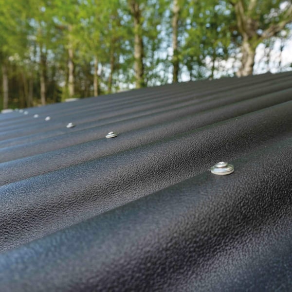 Detail van de bevestiging van de zwarte ReWell profielplaat 94/34 met schroeven
