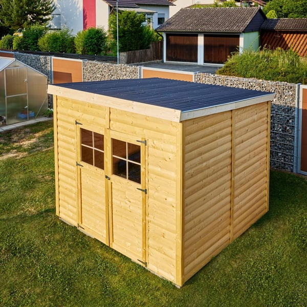 Zwarte Scobalit profielplaten 76/18 op het dak van een houten tuinhuisje, verlegd