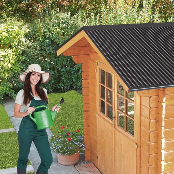 Zwarte Scobalit profielplaten 76/18 op het dak van een houten tuinhuisje, met tuinierster