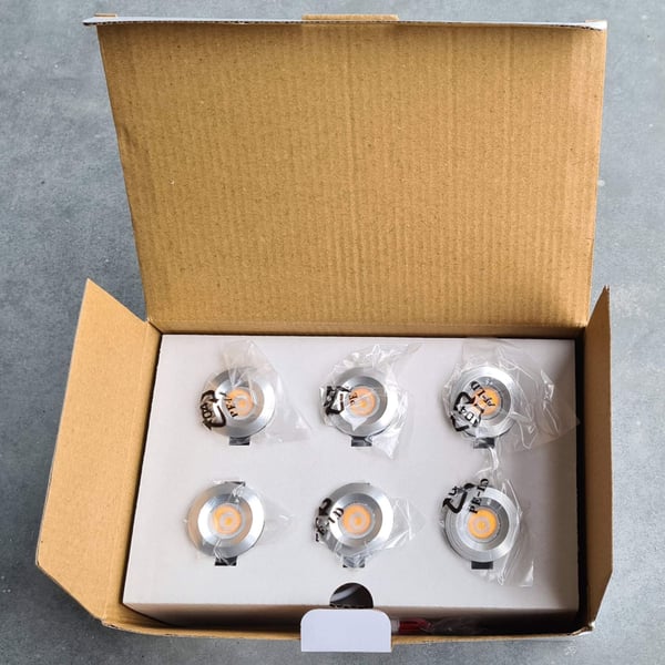 Zes ronde LED lampen van de starterset in een open kartonnen verpakking, individueel verpakt