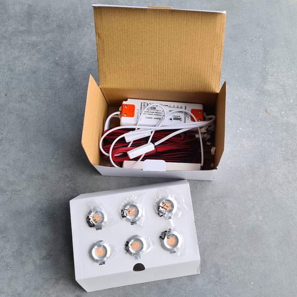 LED verlichting starterset, de zes lampen en de voeding met kabel in open verpakking