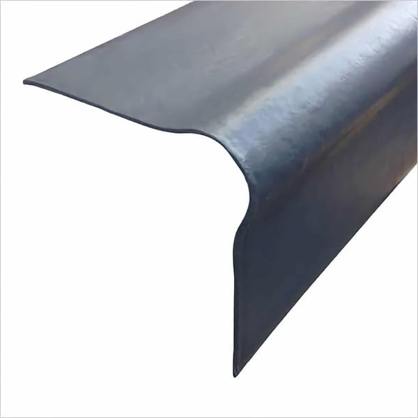 Vezelcement gevelpan zwart, detail van de afgeronde hoek en het vlakke oppervlak