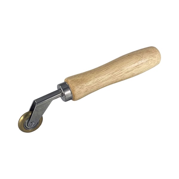 Metalen hoekroller met houten handvat en blank metalen frame, goudkleurig rolwiel