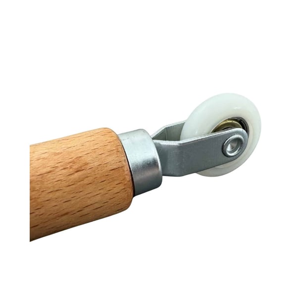 Detail van het witte nylon wiel en de metalen beugel van de hoekroller