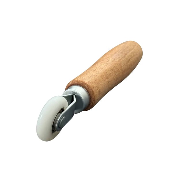 Metalen hoekroller standaard met houten handvat en wit nylon wiel, schuin aanzicht