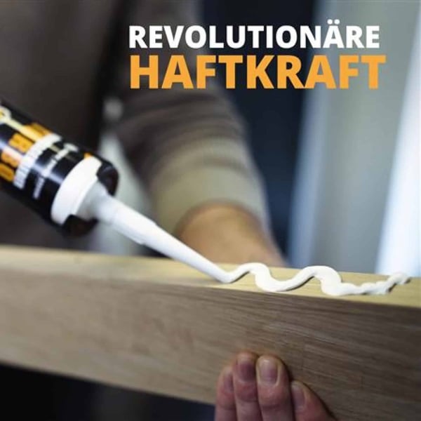 Montagelijm Turbo wit wordt op een houten plank aangebracht, tekst Revolutionaire Hechtkracht ingebed