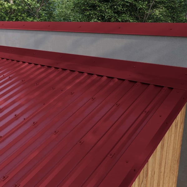 Wandafsluiting Wijnrood RAL 3005 gemonteerd op een dak met damwandplaten, detailweergave