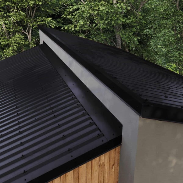 Wandafwerking Gitzwart RAL 9005 op het dak van een houten schuur gemonteerd, totaalbeeld