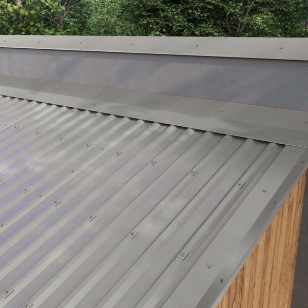 Wandafwerking aluminium 0,70 mm RAL9007 op het dak van een houten schuur, detail plaatsing