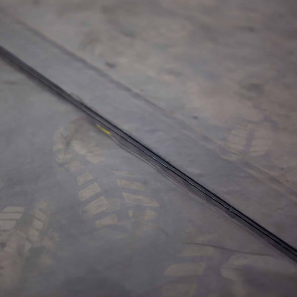 Naadband EPDM zwart 0,75 mm, close-up van een verlijmde naad op dakbedekking