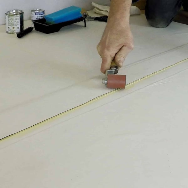 Naadband EPDM 0,75 mm wit, aanbrengen met aandrukrol op wit oppervlak