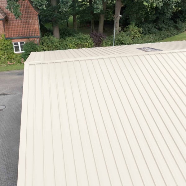 Dakoverzicht met Zuiverwit (RAL 9010) damwandplaat en bijpassend nokstuk