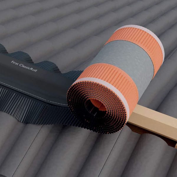 Ventilatierolnok rol 5,00 m textiel terracotta op een donker pannendak, First ClassicRoll