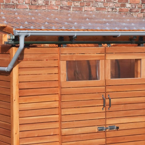 Verlegde heldere PET damwandplaten 76/18 als dakbedekking op een houten tuinhuis