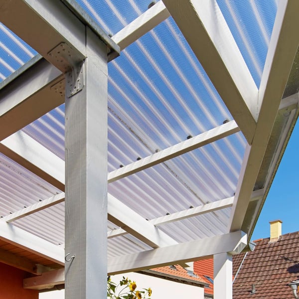 Gelegde heldere polycarbonaat damwandplaten 1,30 mm als terrasdak op houten constructie