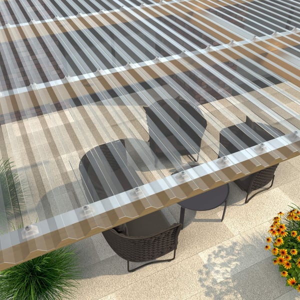 Helder polycarbonaat damwandplaten 76/18 als dakbedekking van een terrasoverkapping