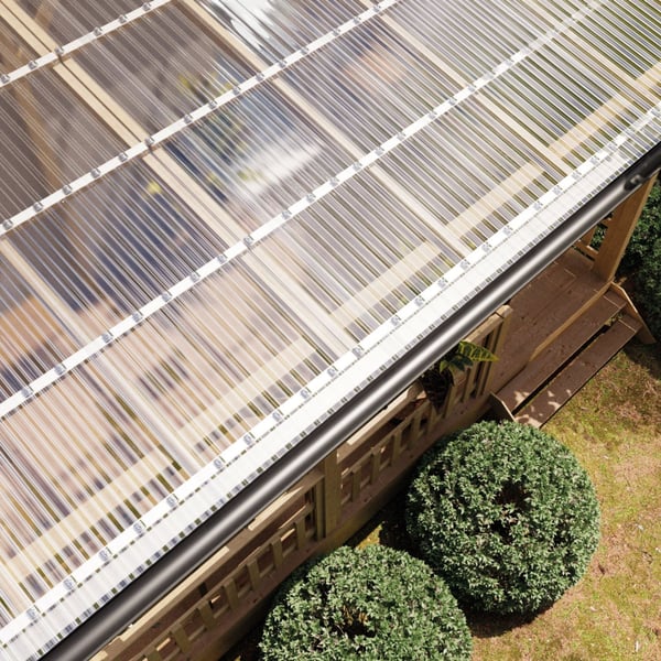 Bovenaanzicht van helder polycarbonaat damwandplaten 76/18 op een houten constructie met dakgoot