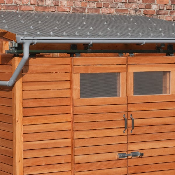 Grijze polycarbonaat damwandplaten 76/18 als dak op een houten tuinhuis met dakgoot