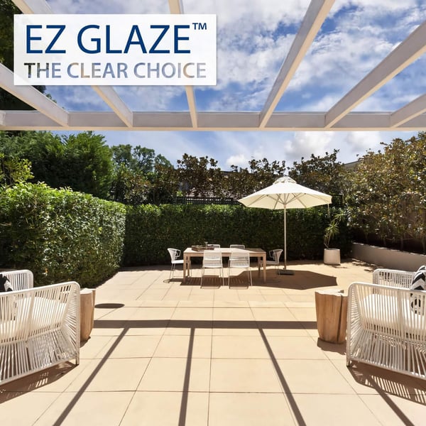 Terrasoverkapping met heldere polycarbonaat lichtplaten, EZ GLAZE logo
