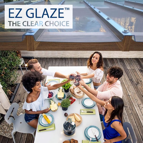 Mensen eten onder een terrasoverkapping met heldere lichtplaten, EZ GLAZE logo