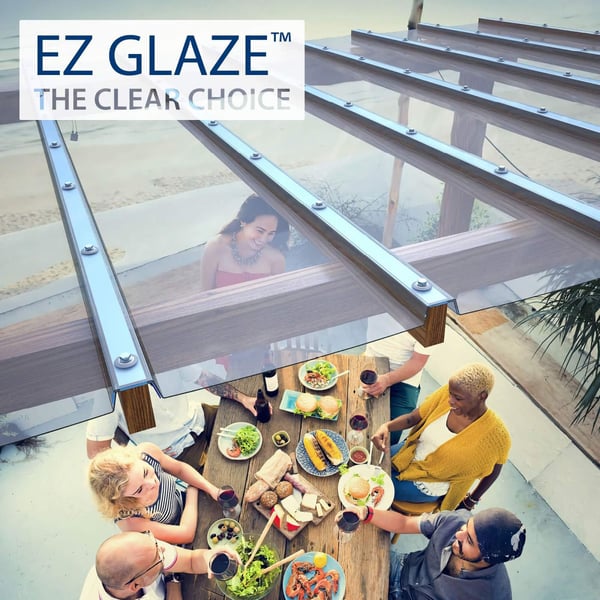 Bovenaanzicht van een groep onder terrasoverkapping met heldere lichtplaten, EZ GLAZE logo