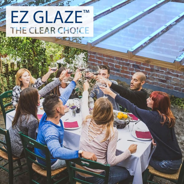 Vrienden proosten onder terrasoverkapping met heldere lichtplaten, EZ GLAZE logo