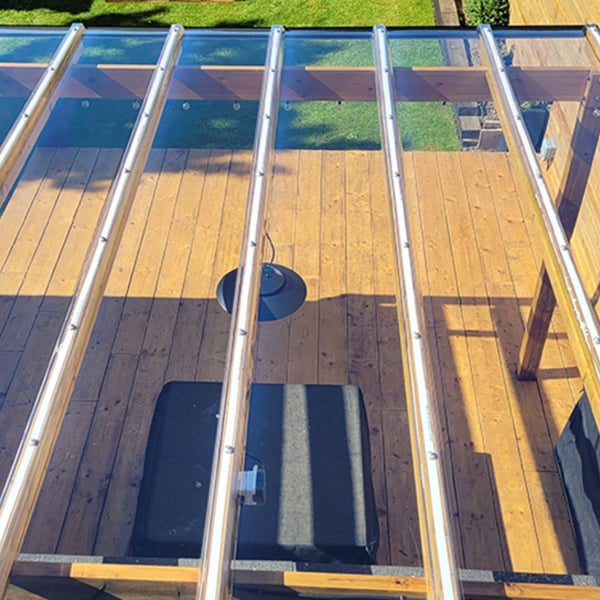 Bovenaanzicht van een terrasoverkapping met heldere polycarbonaat lichtplaten
