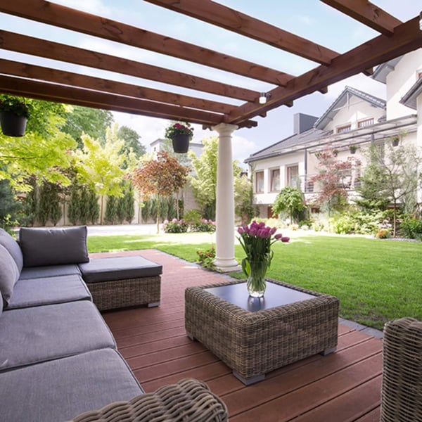 Lichtplaten van helder polycarbonaat, 3,00 mm dik, als dakbedekking voor een houten pergola in een tuin