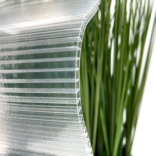 Detail van de heldere polycarbonaat lichtplaat 6mm, holle kamerstructuur en golfprofiel zichtbaar