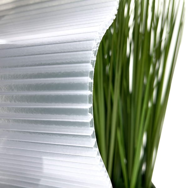 Detail van de 6 mm dikke opaal polycarbonaat lichtplaat met golfprofiel en kamers