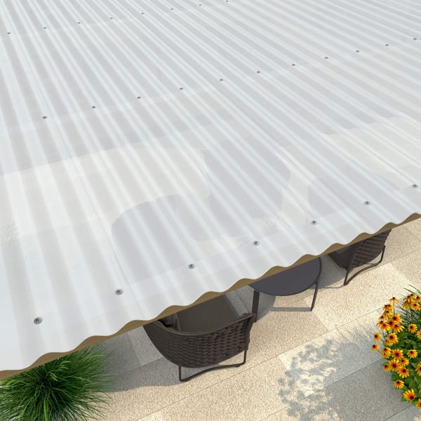 Opaal witte polycarbonaat golfplaten gemonteerd als dakbedekking boven een terras met meubels