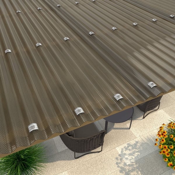 Gelegde polycarbonaat golfplaten 76/18, 2,80 mm, brons, met bevestigingsmateriaal op een terrasoverkapping