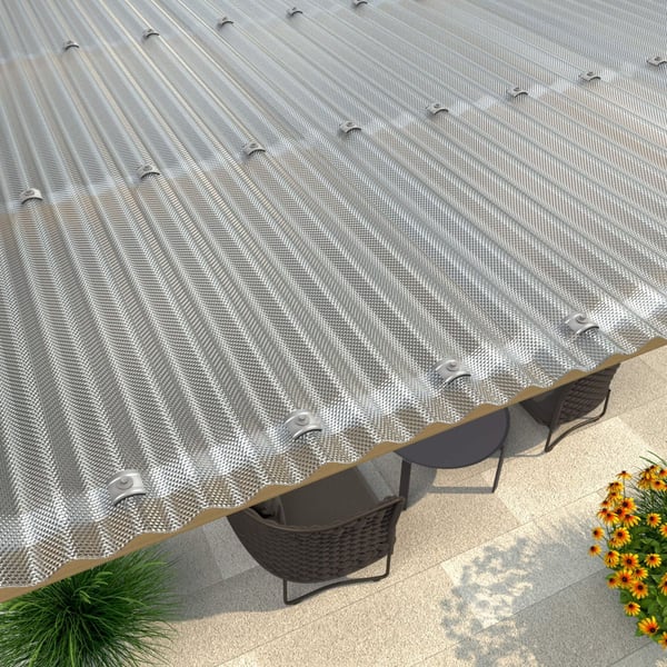Geplaatste polycarbonaat golfplaten 76/18, 2,80 mm, helder, op een terrasoverkapping met tafels