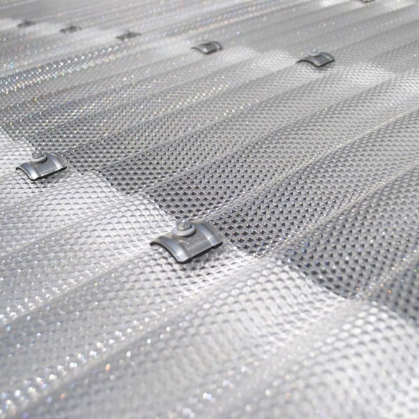 Detailopname van de heldere polycarbonaat golfplaat 76/18 met bevestigingsklemmen en structuur