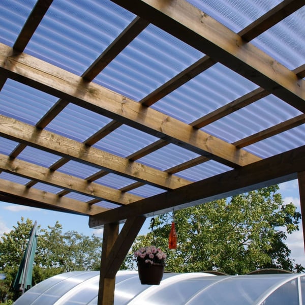 Geplaatste polycarbonaat golfplaten 76/18, 2,80 mm, helder, op een houten constructie als terrasdak