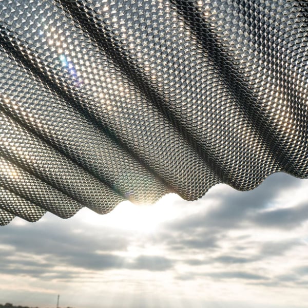 Onderzijde van de polycarbonaat golfplaat 76/18 in brons met zichtbare honingraatstructuur