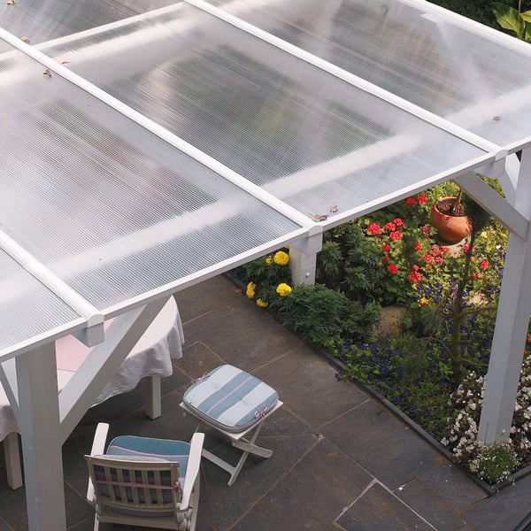 Polycarbonaat kanaalplaten 10 mm, helder, gemonteerd als terrasoverkapping