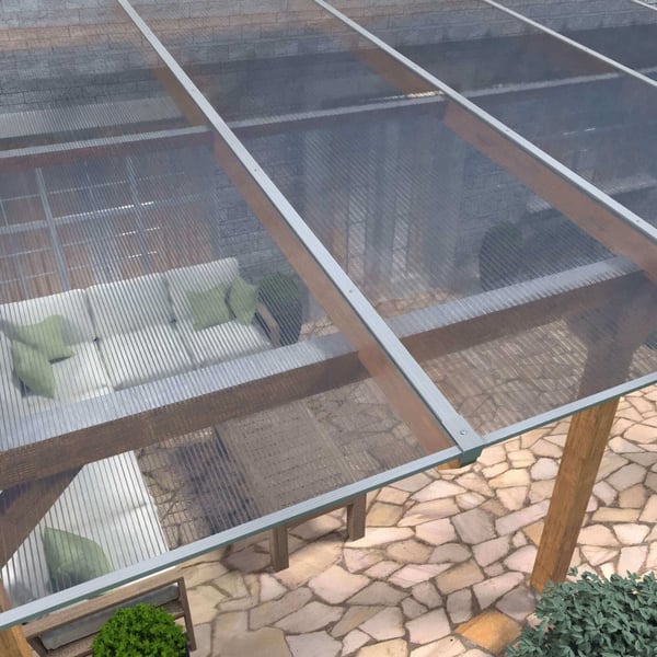 Plaatsing van de heldere 16 mm polycarbonaat kanaalplaten op een houten onderconstructie als terrasoverkapping