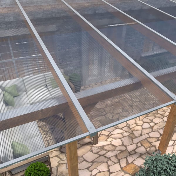 Verlegde heldere polycarbonaat kanaalplaten op een houten terrasoverkapping