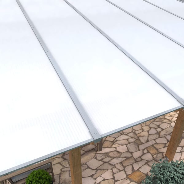 Verlegde opaal witte polycarbonaat kanaalplaten 16 mm op een houten terrasoverkapping