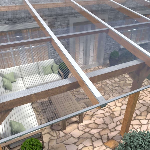 Geplaatste heldere polycarbonaat kanaalplaten 16 mm als terrasoverkapping op houten constructie