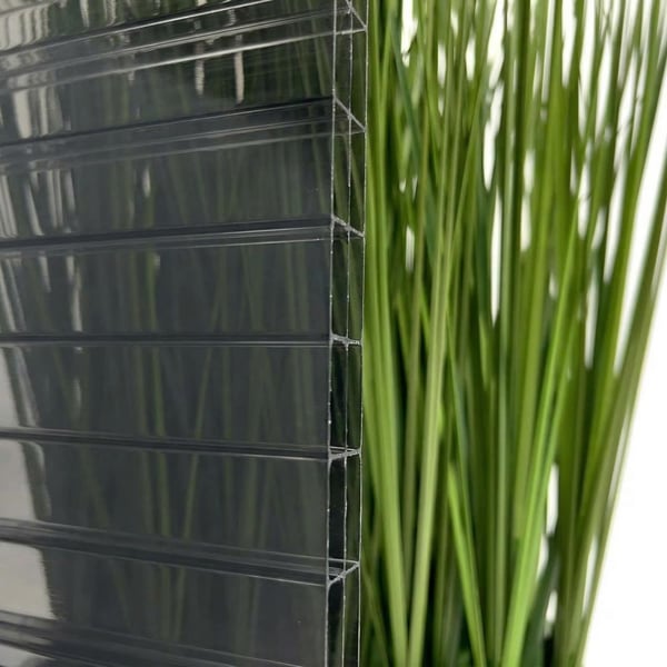 Detail van 16 mm polycarbonaat lichtplaat in antraciet, met meerwandige structuur