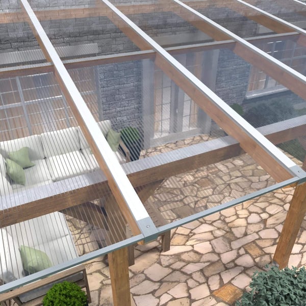 Geplaatste heldere polycarbonaat kanaalplaten 16 mm op een houten constructie als terrasoverkapping