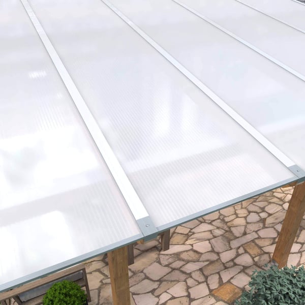 Opaal witte polycarbonaat lichtplaten 16 mm gemonteerd op een houten terrasoverkapping
