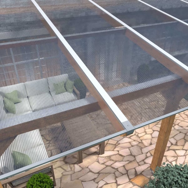 Geplaatste polycarbonaat kanaalplaat 16 mm, helder, op een terrasoverkapping