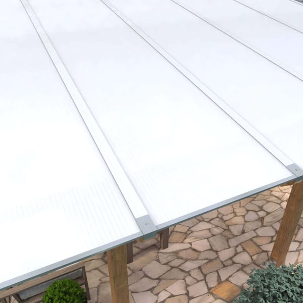 Opaal witte polycarbonaat kanaalplaten 16 mm gemonteerd als dakbedekking op een terrasoverkapping